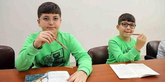 İki kardeş birbirinden etkilenerek kekeme oldu