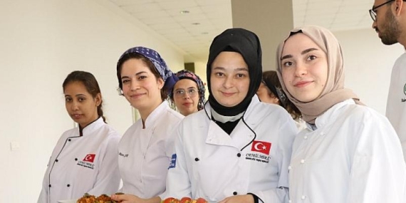 Özel öğrenciler yemek yarışmasında hünerlerini sergiledi