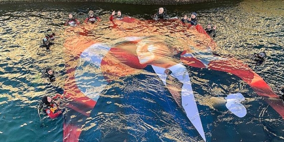 AKUT, Ata’mıza saygı için Dolmabahçe’de daldı