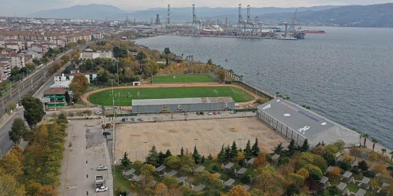 Alparslan Türkeş Spor Kompleksi’nde sahanın mıcır dolgusu yapılıyor