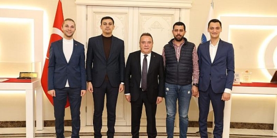 Antalya Büyükşehir Belediye Başkanı Muhittin Böcek gençleri ağırladı