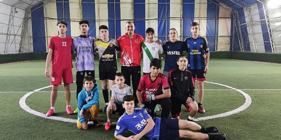 Başkan Sezer Gençlerin Maç Davetini Geri Çevirmedi