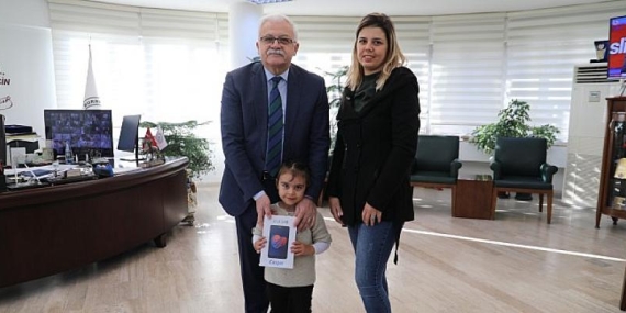 Burhaniye Belediye Başkanı Ali Kemal Deveciler’den Küçük Defne’ye Tablet