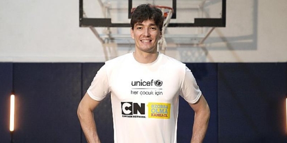 Cedi Osman çocuklara ‘Zorba Olma Kanka Ol’ dedi