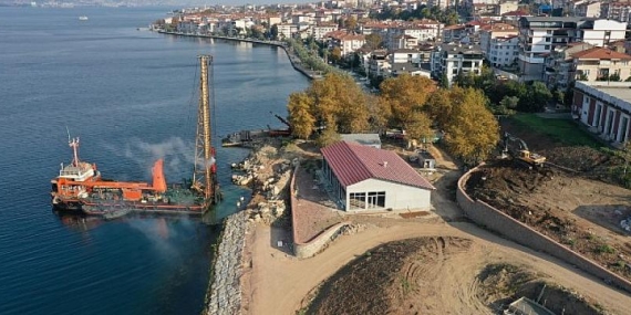 Değirmendere çekek yeri için kazıklar çakılıyor