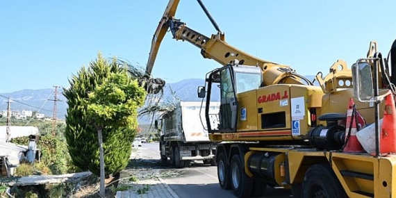 Demre’de yağmur suyu kanalları temizleniyor