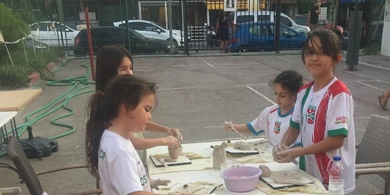 Diyabetli çocuklar ve velilerine seramik atölyesi ile kutlama