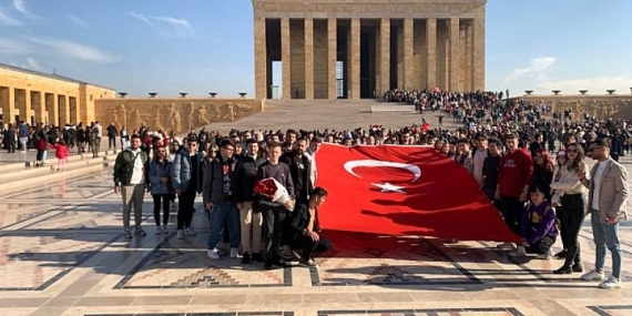 Egeli gençler Ata’nın huzurunda