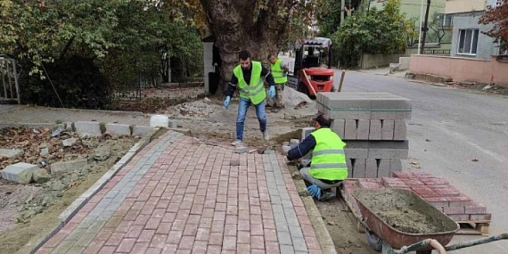 Gölcük Atatürk Mahallesi Yalı Yolu Caddesinde kaldırımlar yenilendi