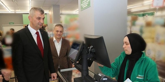 Gölcük Belediye Başkanı Ali Yıldırım Sezer, Kavaklı Mahallesi’nde hizmete giren Tarım Kredi Kooperatif Marketleri’nin açılışına katıldı