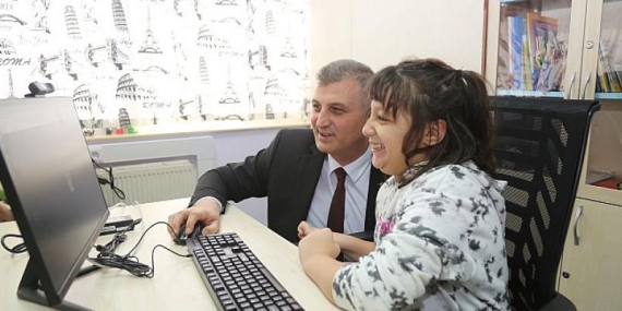 Gölcük Belediye Başkanı Ali Yıldırım Sezer, Rotterdam İlkokulu bilgisayar sınıfı açılışında öğrencilerle yakından ilgilendi