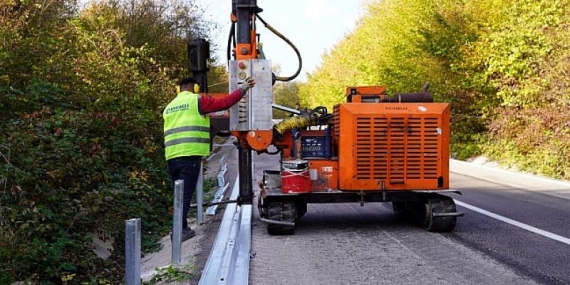 Hasar gören oto korkuluklar yenileniyor