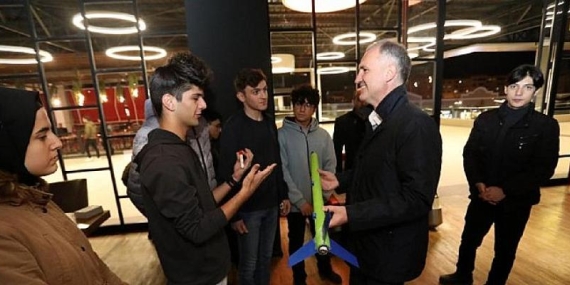 İnegöl Belediye Başkanı Alper Taban Gençlerle Sinemada Buluşup Mesaj Verdi: “Başımıza İcat Çıkarın”