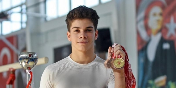 İzmir’in genç yeteneği Altan Doğan zirveden inmiyor