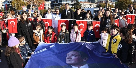 Kadıköy’de 9’u 5 Geçe Ata’ya Saygı Zinciri Oluşturuldu