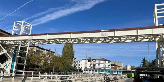 Kocaeli Darıca Okul Yolu Caddesinde yaya üstgeçidinin tabliye montajı yapıldı