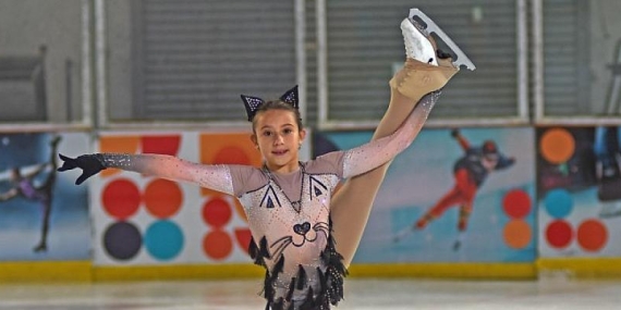 Minik buz pateni sporcusu Doğa annesinin yolunda