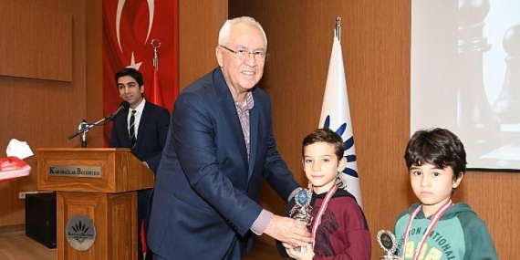 Ödüllerini Başkan Selvitopu verdi