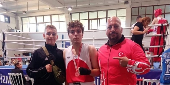 Seferihisar Halk Eğitimi Merkezi Kursiyeri Hasan Sakarya’dan Gümüş Madalya