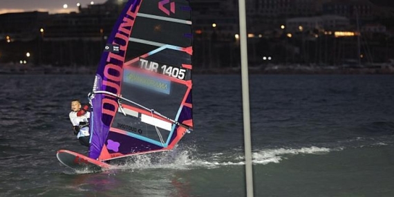 Türkiye’nin İlk Gece Sörf Yarışı Philips’in Işıklarıyla Aydınlandı