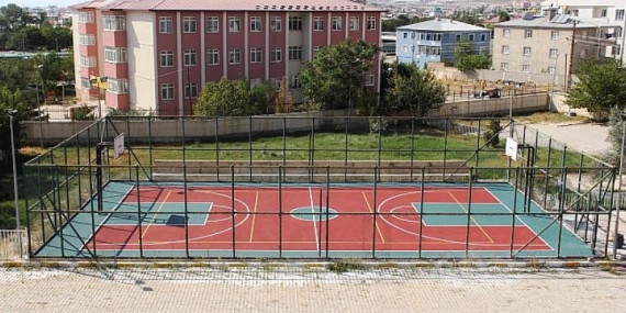 Van Büyükşehir Belediyesi, kentin spor altyapısının geliştirilmesi için il genelinde mahalle ve okullara spor sahası yapıyor