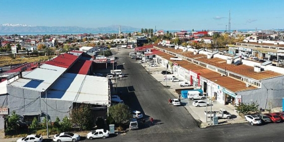 Van Büyükşehir Belediyesi Oto Sanayi Sitesi’ni Asfaltladı