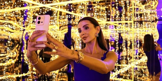 vivo V25 5G’nin tanıtımında sunucu Özge Ulusoy’dan Sonsuzluk Selfiesi