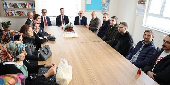 Yahyalı Belediye Başkanı Esat Öztürk, 24 Kasım Öğretmenler Gününü pasta ikramı yaparak kutladı