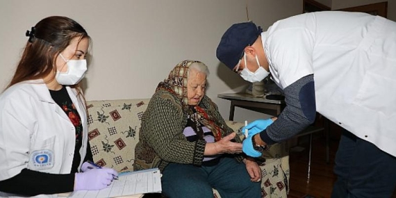 Antalya Büyükşehir’in Evde Sağlık Hizmeti ile yüzler gülüyor