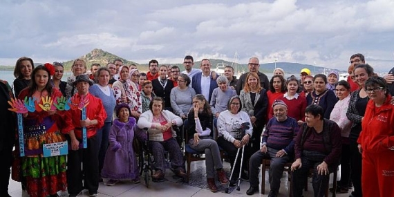 Ayvalık Belediyesi Dünya Engelliler Günü kapsamında kentteki engelli vatandaşlar ve aileleriyle buluşma düzenledi