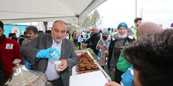 Başkan Sandıkçı’dan Gençlere Salep ve Simit İkramı