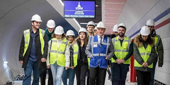 Başkan Tunç Soyer İzmir’in yeni metrosunda üniversite öğrencileriyle buluştu