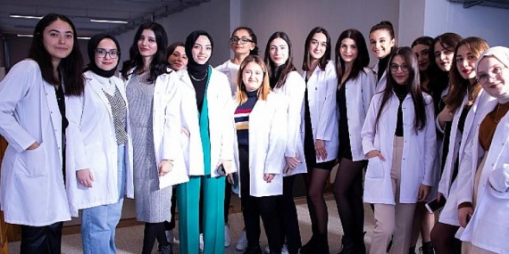 BİLGİ Sağlık öğrencileri ‘Beyaz Önlük Giyme Töreni’nde mesleğe ilk adımlarını attı