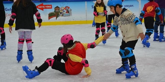 Çocukların Kış Eğlencesi Ahmet Çalık Buz Pateni Pisti