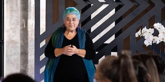 Divan Brasserie’deki “Fuaye’de Sohbet Arası” serisinin ilk konuğu Serra Yılmaz oldu