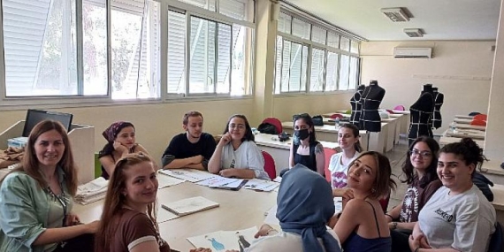 EÜ Moda ve Tasarım Yüksekokulundan “Denim Drapaj Sergisi”