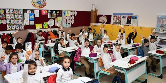 İznik Belediye Başkanı Kağan Mehmet’dan Öğrencilere Yerli Malı Haftası Hediyesi