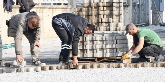 İznik Belediyesi merkez ve taşra mahallelerde tüm birimleriyle çalışmalarını aralıksız sürdürüyor.