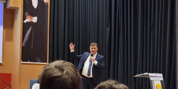 Karşıyaka Belediye Başkanı Dr. Cemil Tugay İklim Konferansı’nda gençlerle buluştu