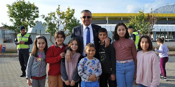 Kemer’de ‘Trafikte Okul-Jandarma Elele Birlikte Güvenli Geleceğe’ programı düzenlendi