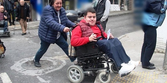 Konak’ta engelsiz yol için yürüdüler