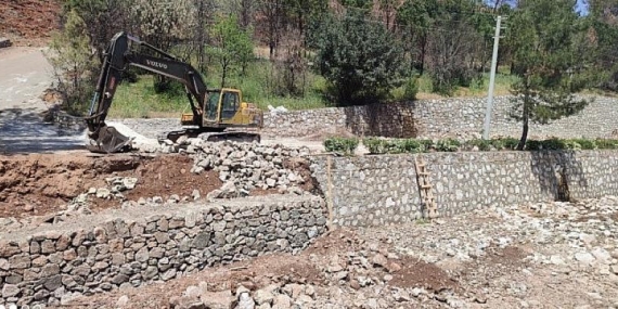 Muğla Büyükşehir Marmaris’te zarar gören dere duvarlarını tamir etti