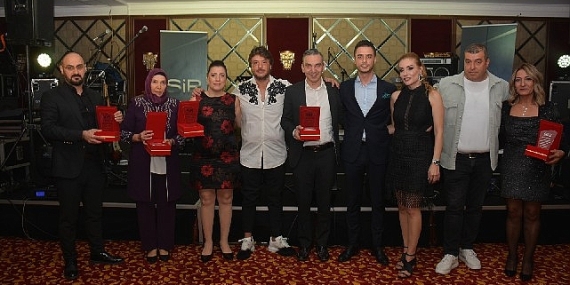 Sir Giyim, 2022'deki başarısını Sakiler grubuyla kutladı