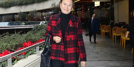 Demet Akbağ dostlarıyla Kanyon'da görüntülendi