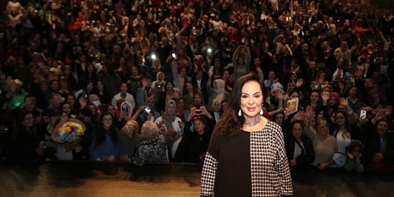 Küçükçekmece'de Türkan Şoray'a Sevgi Seli – ''Sultan'' Tezahüratları İle Karşılandı: Sevginin Adı Türkan Şoray