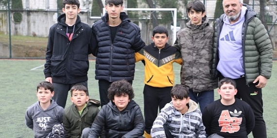 Depremzede çocuklar futbol oynayarak moral depoluyor