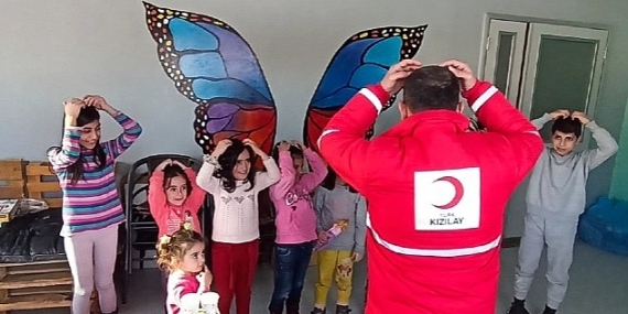 Kızılay’ın Psikososyal Destek Ekipleri Ruhsal Travmalara Karşı Bölgede Psikolojik İlk Yardım Veriyor