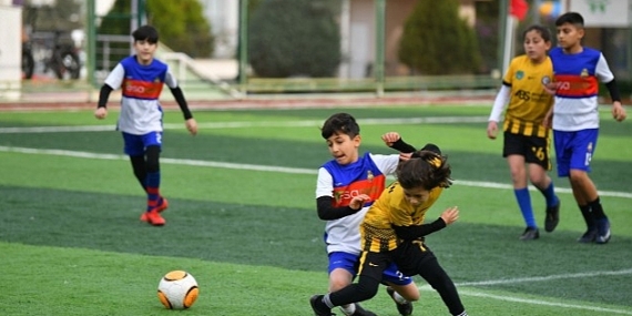 Yenişehir Belediyesi çocukları yeşil sahalarda buluşturdu