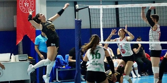 Altınoluk Voleybol yoluna kayıpsız devam ediyor