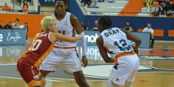 ÇBK Mersin Yenişehir Belediyesi liderliğini korudu